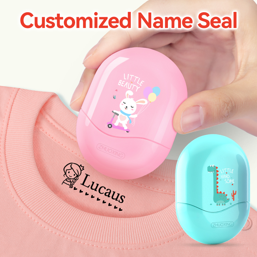 Baby Nursery Gifts - แสตมป์ชื่อนักเรียนส่วนบุคคล - ซีลกันน้ําแบบกําหนดเองพร้อมหมึกไม่ซีดจาง ของขวัญที่เหมาะกับการเดินทางที่ทนทานสําหรับเด็กและโรงเรียน