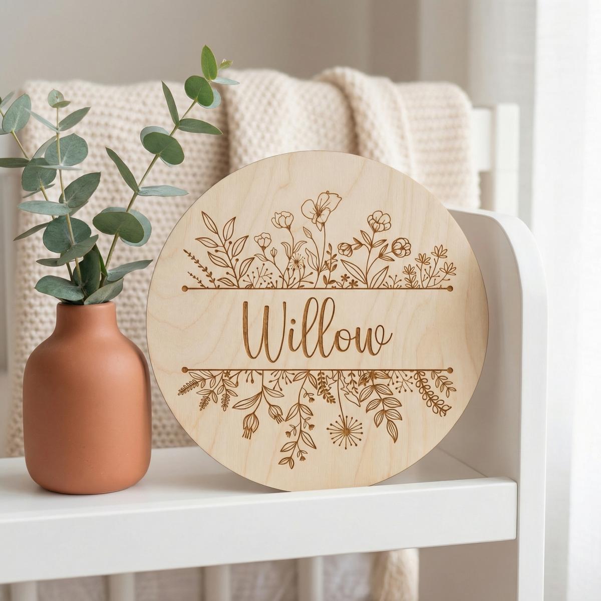 ป้ายไม้ทรงกลมลายดอกไม้พร้อมชื่ - Baby Nursery Gifts บทวิจารณ์และราคา